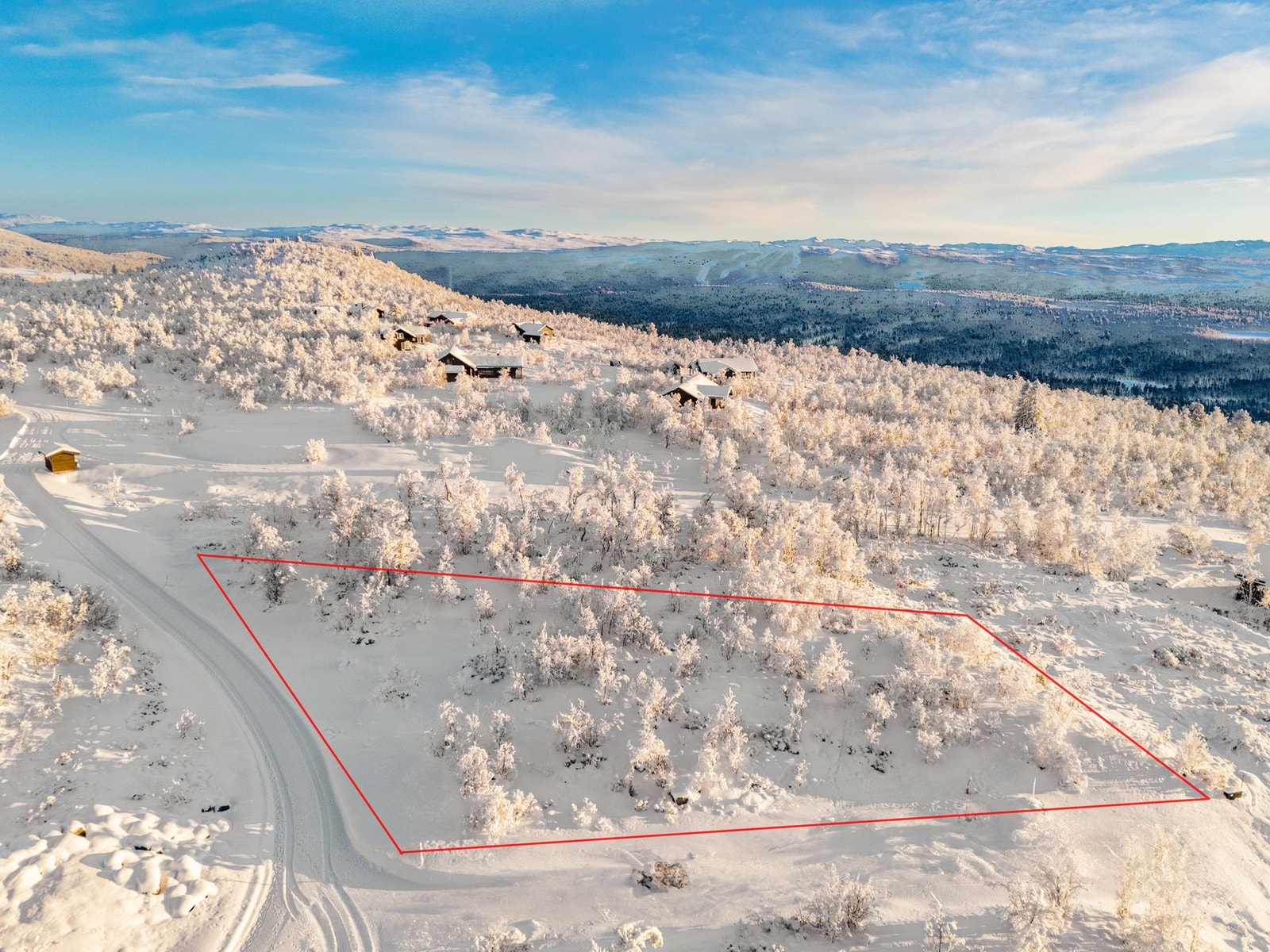 Eiendomsmegler MNEF/Partner/Økonom - Ådne Holestøl Hognerud har gleden av å presentere Tjuvkjellarhaugan 4. (Foto: Terje Bjørnsen) Galleribilde