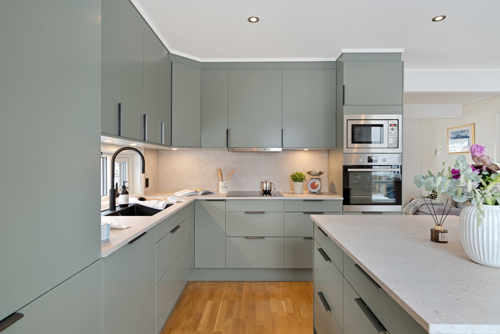 Integrert kjøleskap, fryseskap, stekeovn, microbølgeovn, oppvaskmaksin og steketopp Galleribilde