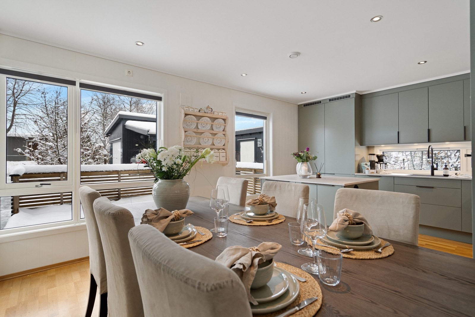 Et meget sosialt rom med utgang til solrik terrasse der morgen kaffen kan nytes Galleribilde