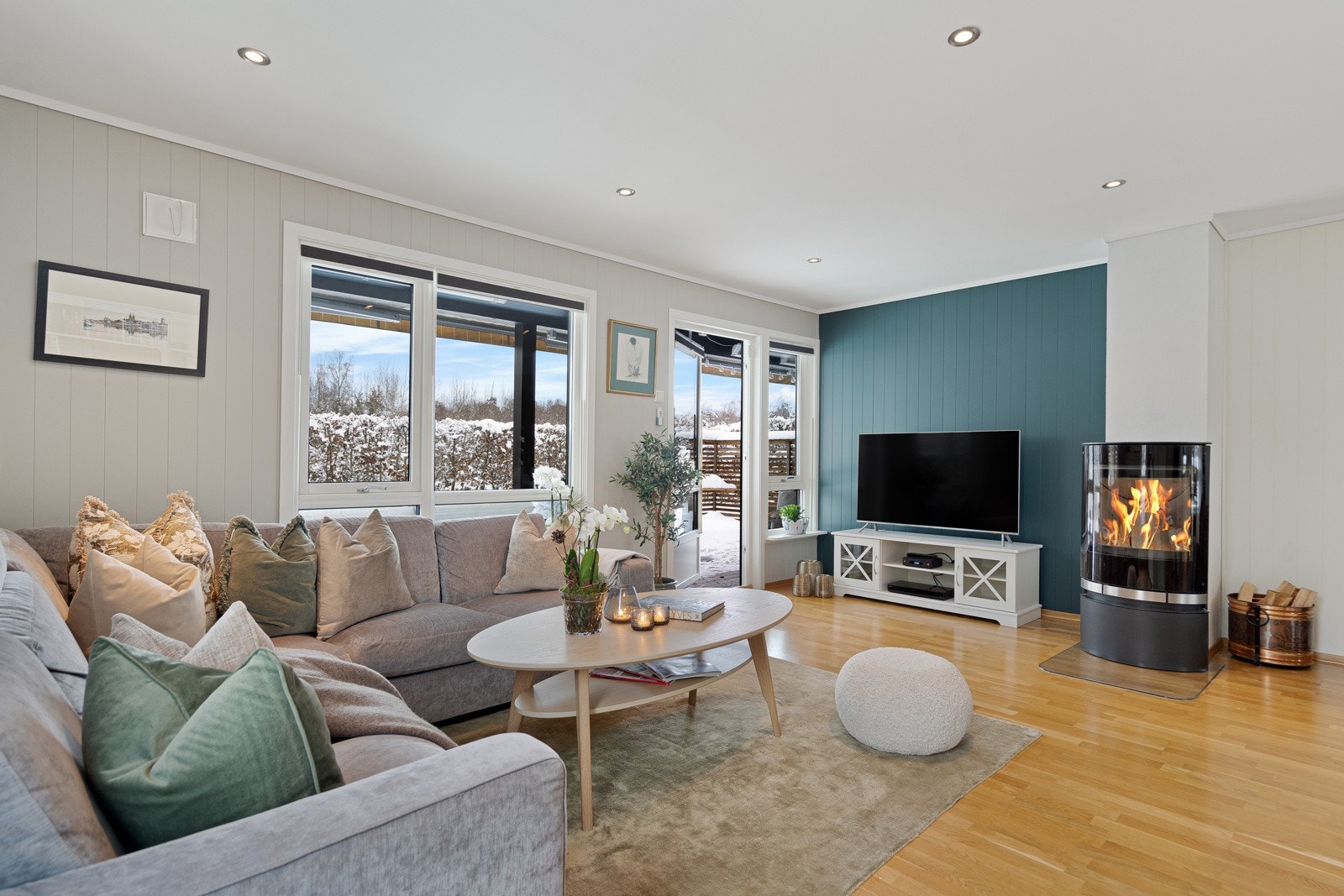 Det er utgang til solrik og lun terrasse mot syd Galleribilde