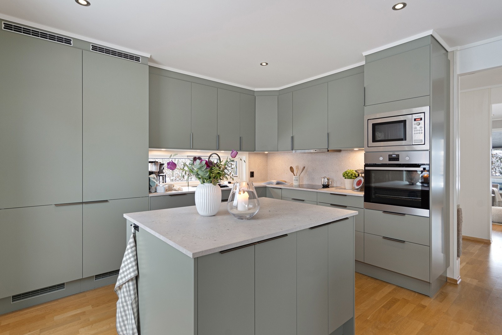 Integrert fryseskap og kjøleskap samt stekovn og micro i høyde Galleribilde