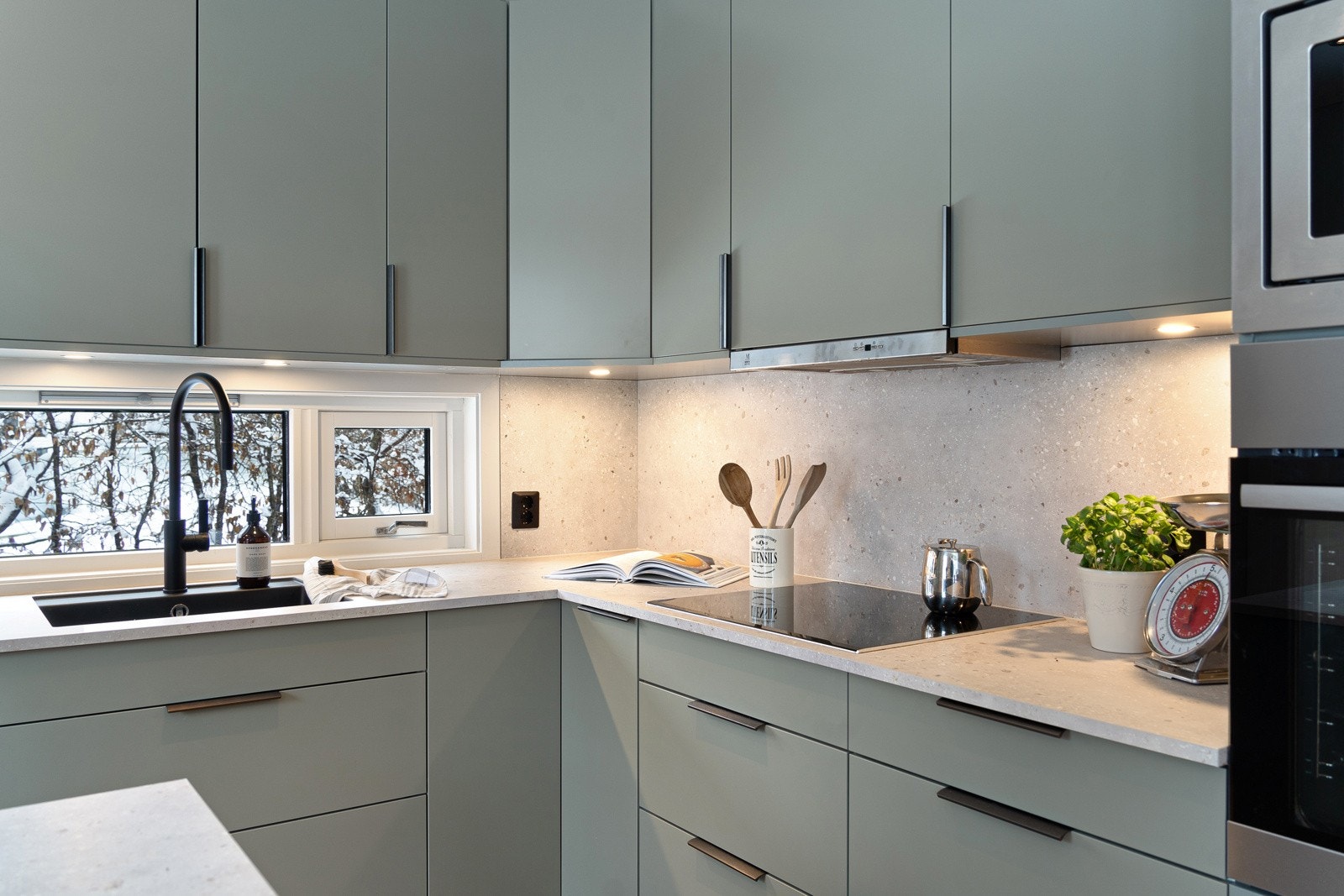 Meget velutstryt og med mye skap- og benkplass Galleribilde