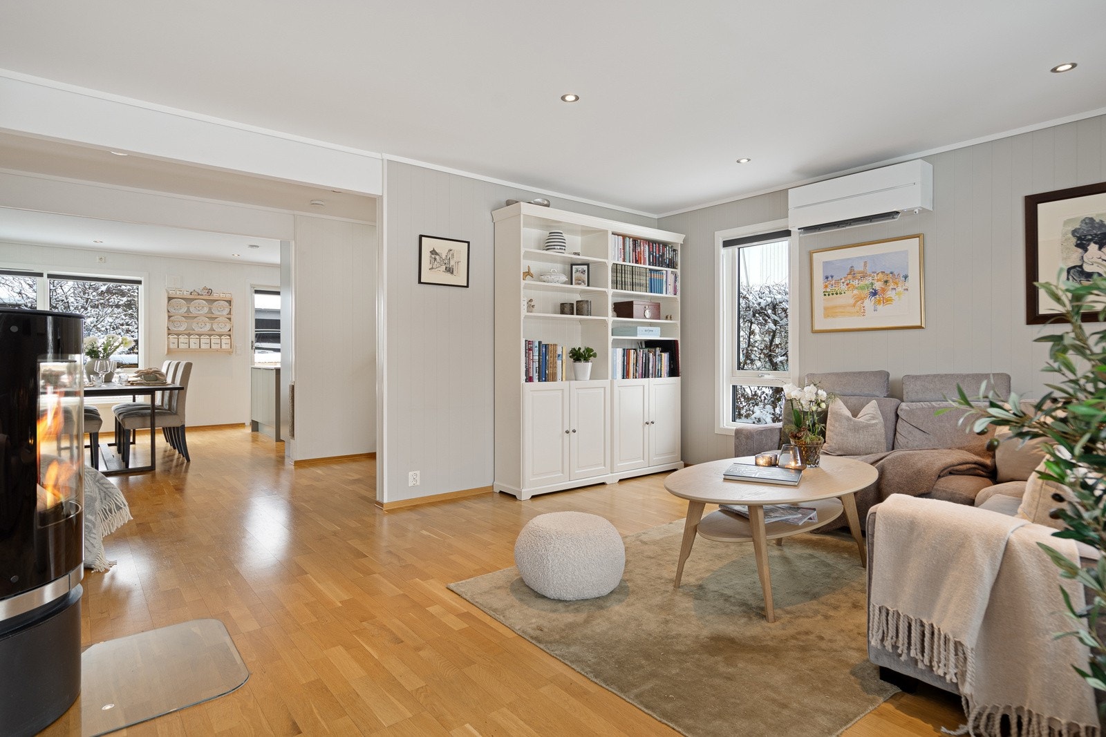 Stuen er lys og åpen med mye naturlig lysinnslipp Galleribilde