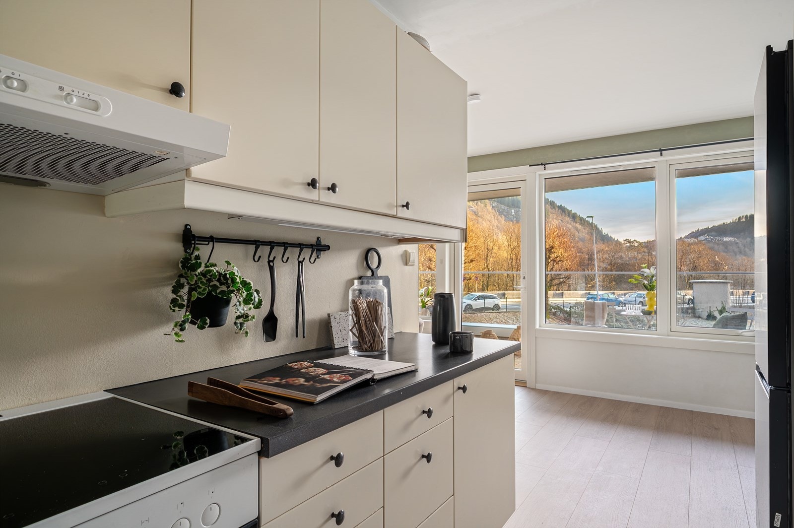 - I 2025 ble det montert nye lamper under kjøkkenoverskap - Galleribilde