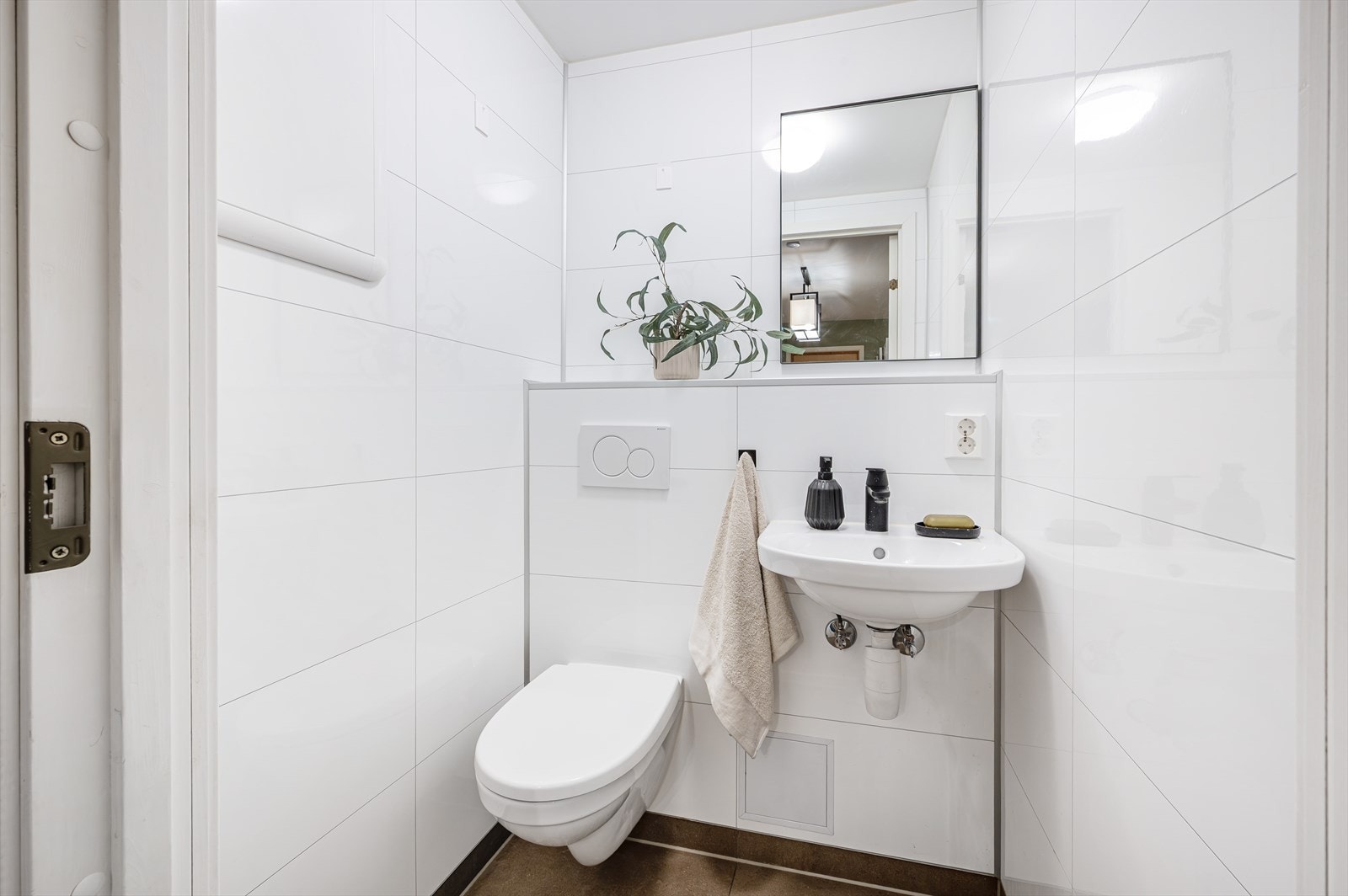 - Separat wc-rom med toalett og servant - Galleribilde