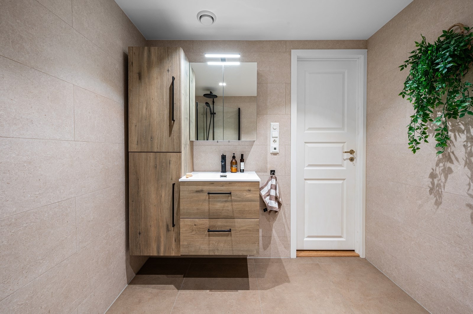 - Et praktisk og lekkert baderom - Galleribilde