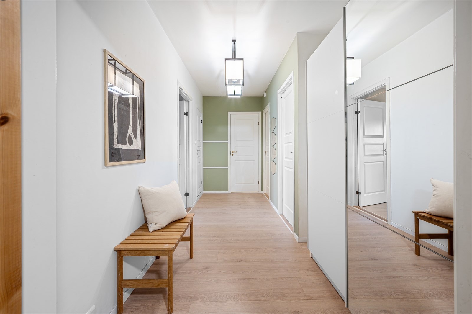 - Gangen er svært romslig og har god plass til oppbevaring - Galleribilde