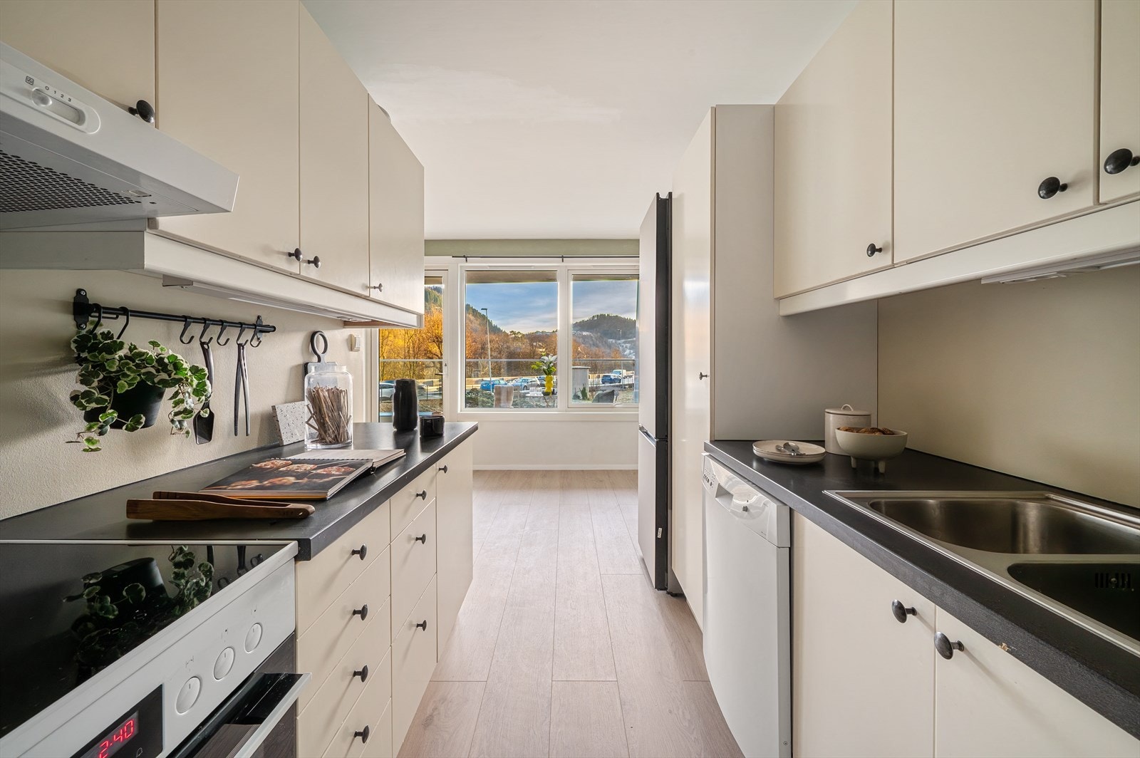 - Den gode skap- og benkeplassen sørger for gode matlagingsforhold - Galleribilde