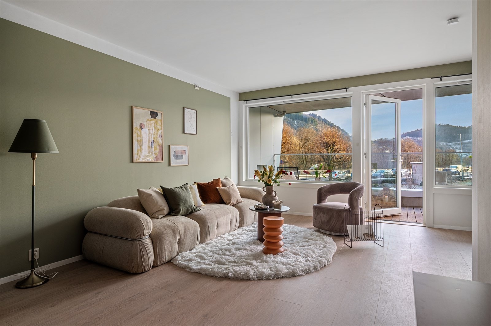 - Stuen fremstår som lys og luftig med flere store vinduer som åpner rommet og sørger for godt med lysinnslipp - Galleribilde