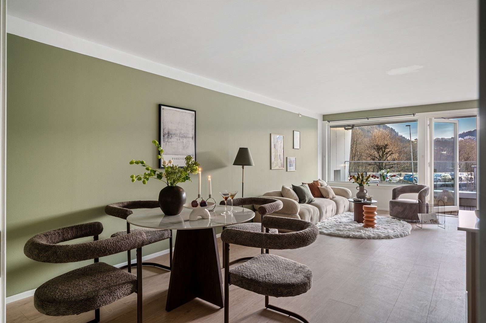 - Innvendig måler leiligheten 78 m² og inneholder entré/gang, bad, toalettrom, 2 soverom og stue/kjøkken - Galleribilde