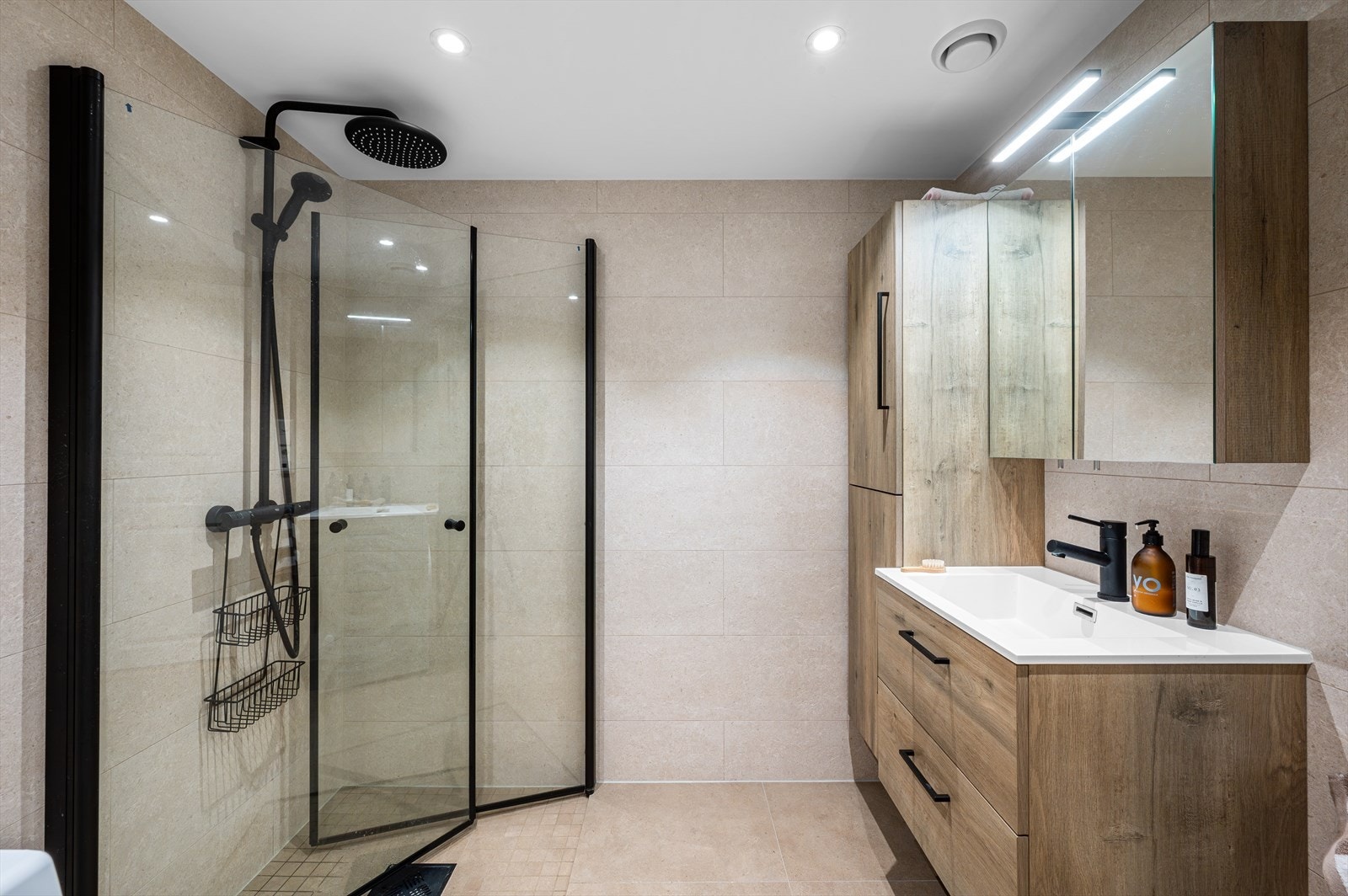 - Badet inneholder servant m/møblement, høyskap, innfelbart dusjhjørne i glass og opplegg for vaskemaskin - Galleribilde