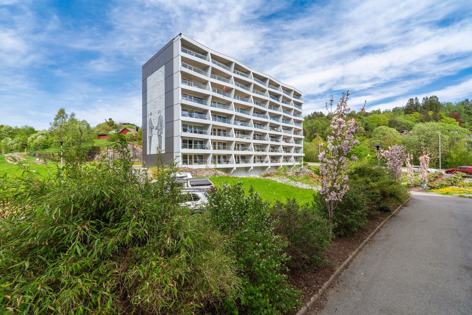 - Borettslaget er svært barnevennlig, med interne veier, lekeplasser og grøntarealer - Galleribilde