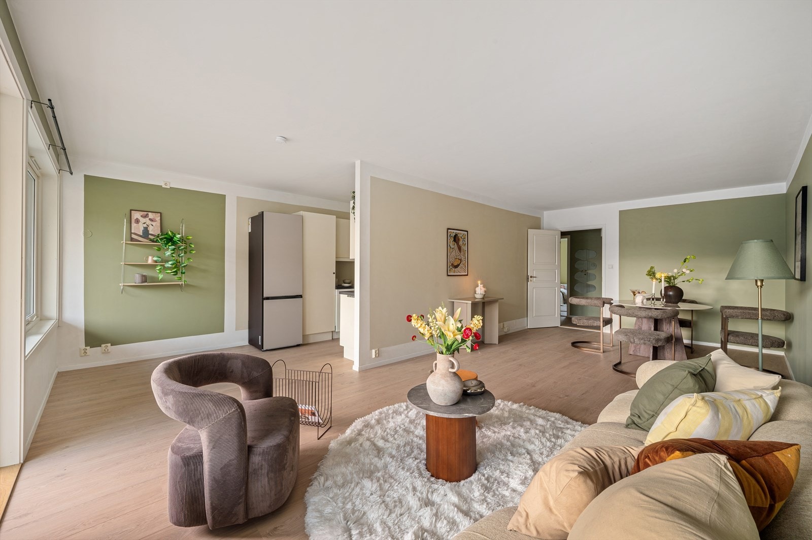 - Merk nytt laminatgulv i hele leiligheten fra 2026, utenom området under kjøkkenbenk. Det medfølger ekstra gulv om man ønsker å oppgradere kjøkkenløsningen - Galleribilde