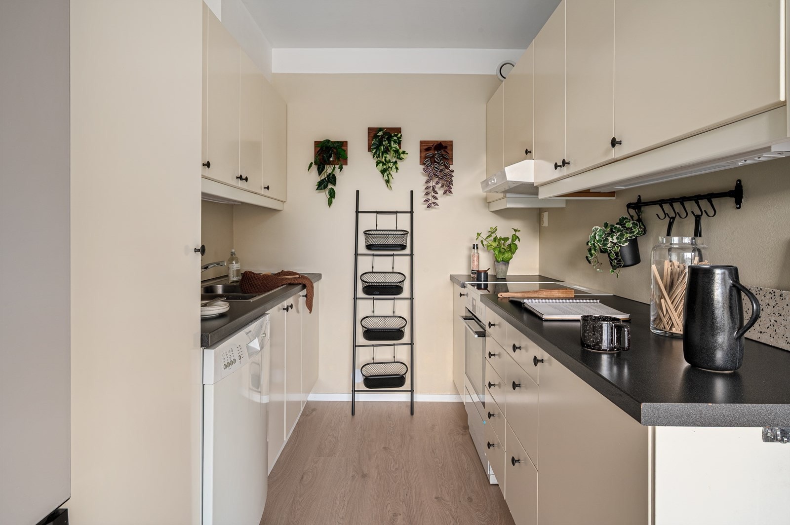 - Kjøkkenet har IKEA kjøkkeninnredning med slette hvite fronter og laminat benkeplate - Galleribilde