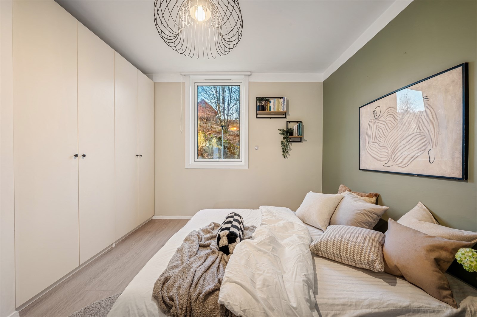 - Merk praktisk garderobeløsning som medfølger helt kostnadsfritt - Galleribilde