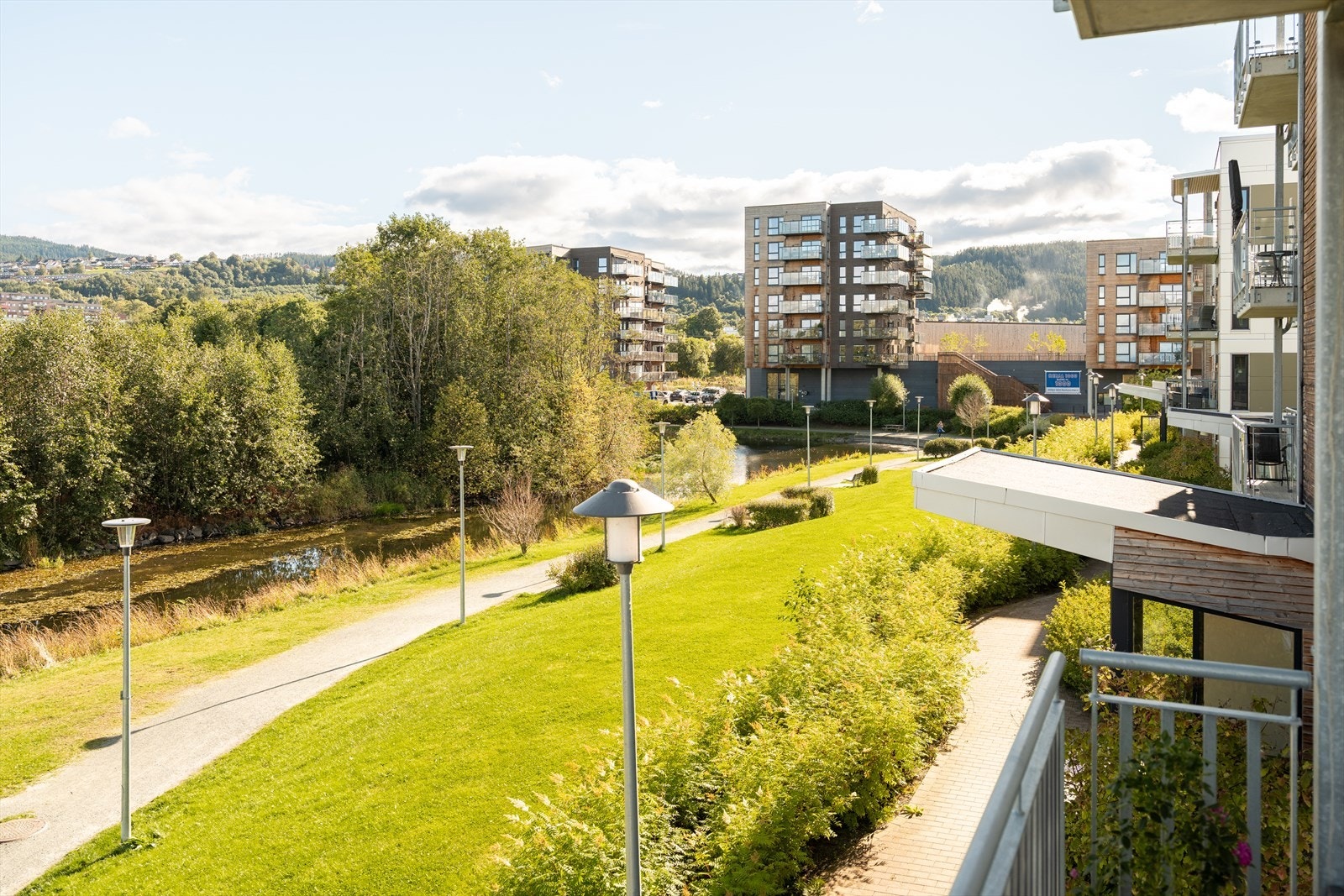 Fra leiligheten er det kun få minutters gange til dagligvarebutikk og bakeri som ligger i nabobygget. Galleribilde