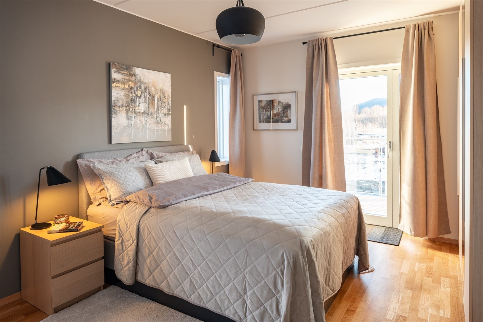 Hovedsoverommet strekker seg over hele 16,5m² og byr på eget bad, bod som kan brukes som walk-in closet og balkong. Galleribilde