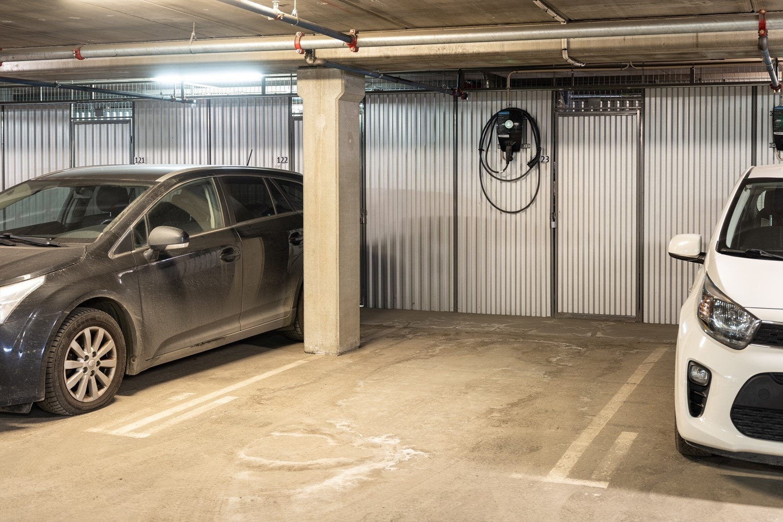 Det medfølger egen parkeringsplass med el-bil lader og tilhørende sportsbod på 5m². Galleribilde