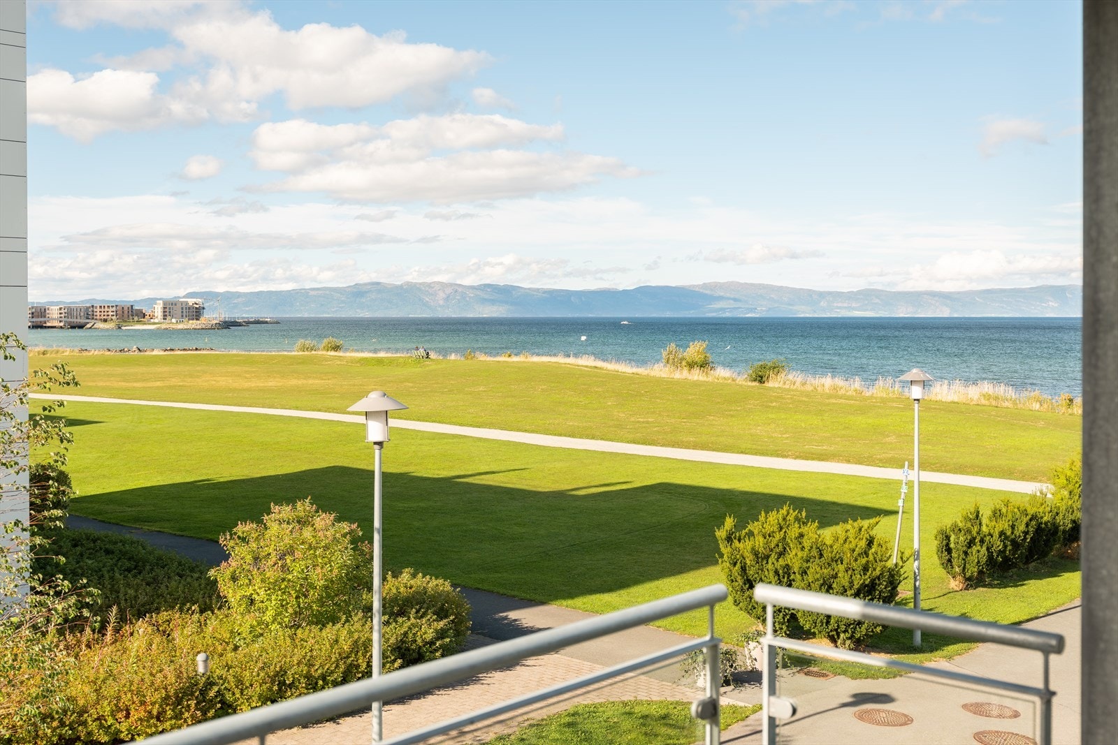 Fra stua er det adkomst til balkong på 15m² med fantastiske sol- og utsiktsforhold. Galleribilde