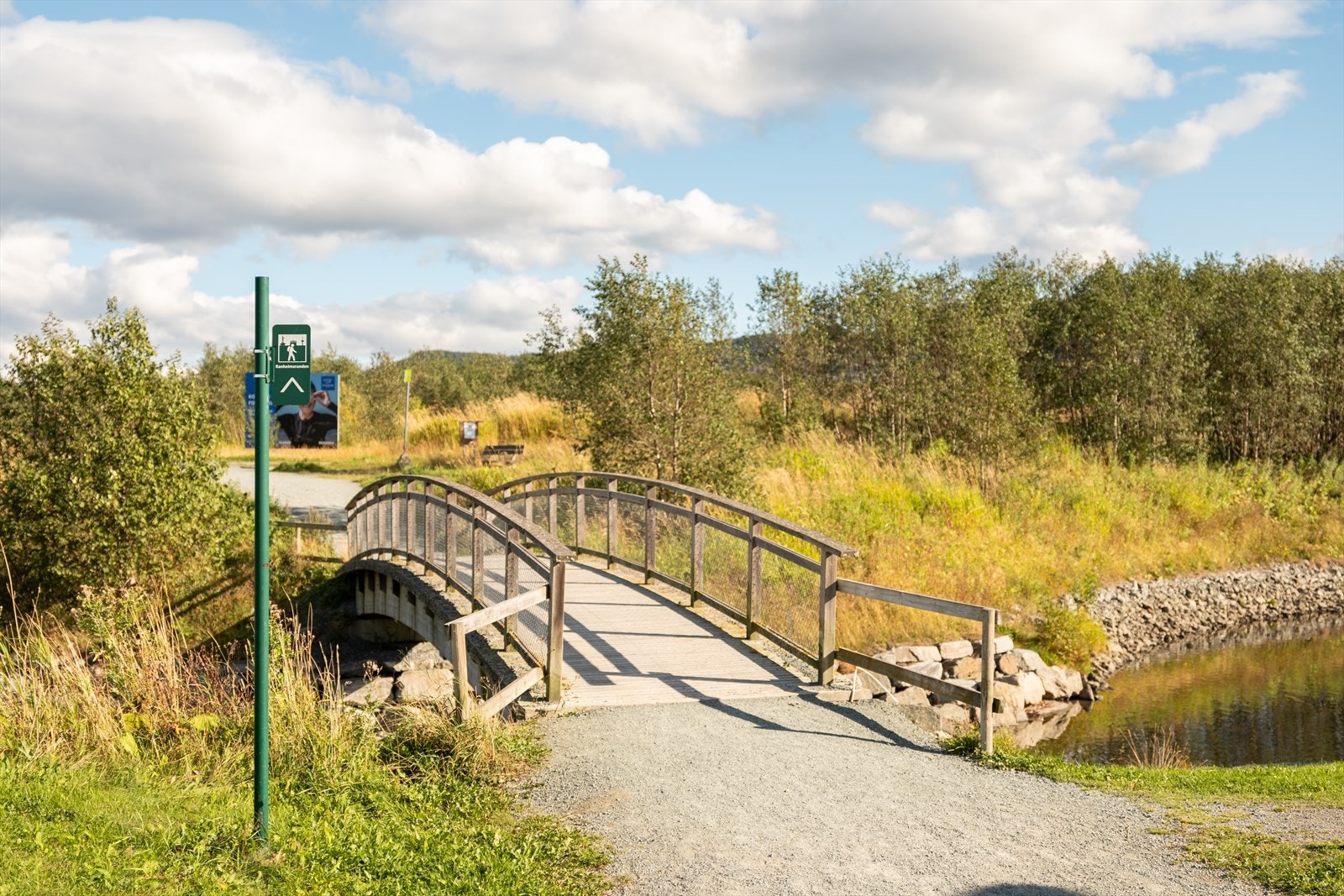 Fra leiligheten er det umiddelbar nærhet til Ladestien, som er en populær tursti som går langs Trondheimfjorden med flere badeplasser og spisesteder. Galleribilde