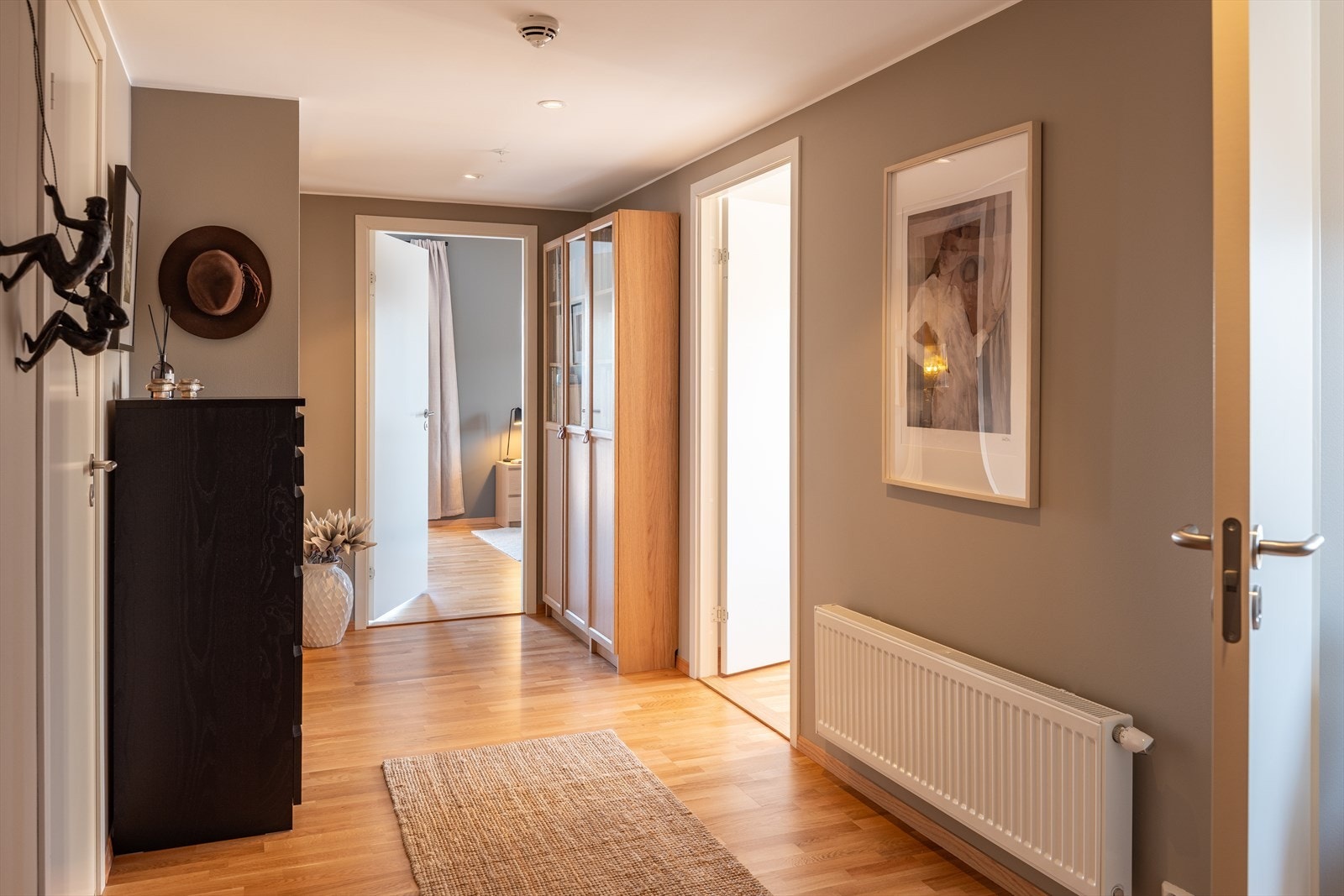 Leiligheten byr på en gjennomtenkt planløsning som oppleves luftig og smart. Soverommene og bad ligger i tilknytting til gang. Galleribilde