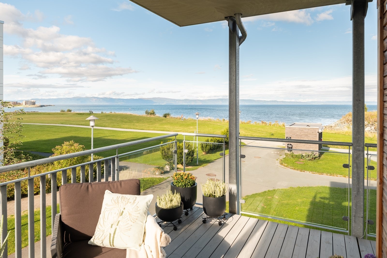 Her får du en svært lekker 4-roms leilighet fra 2017 med særdeles god beliggenhet i feltet. Galleribilde