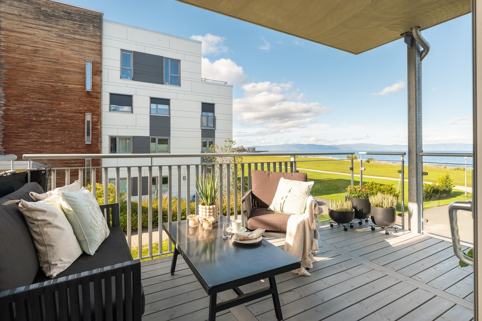 Her er det god plass til ønsket møblement, både sofagruppe og grill. Galleribilde