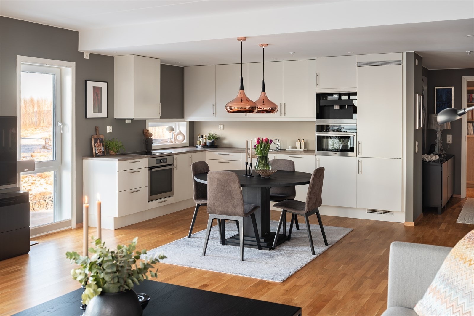 Tidløst kjøkken med integrerte hvitevarer som platetopp, stekeovn, oppvaskmaskin, kjøl/fryseskap, kaffemaskin og mikrobølgeovn som medfølger handelen. Galleribilde