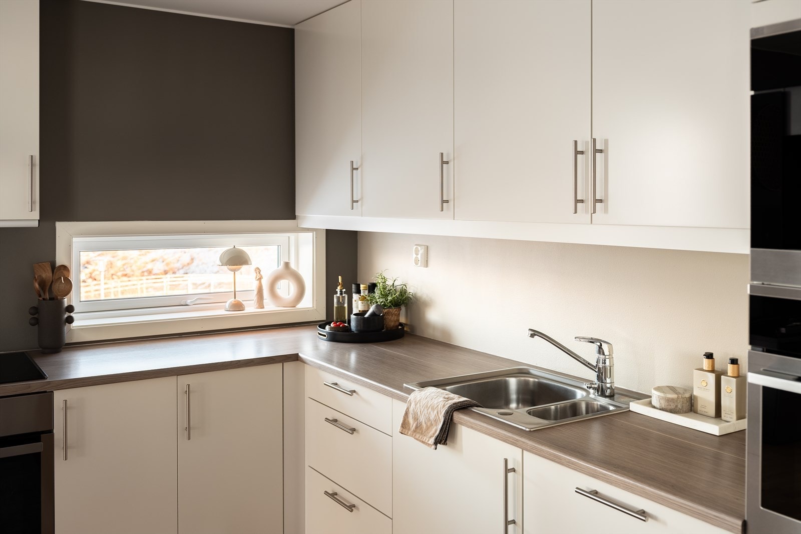 Felleskostnader utgjør kr. 3 779 per måned. Felleskostnadene inkluderer blant annet parkering, tv, internett og diverse vedlikehold/drift. Galleribilde