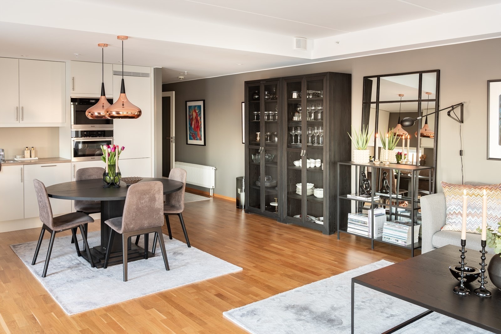 Leiligheten har kun hatt en eier siden ferdigstillelse, og fremstår godt velholdt. Galleribilde