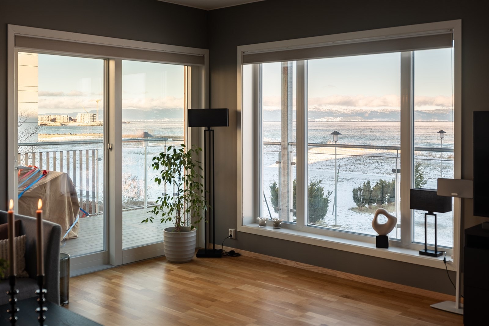 Med hjørnebeliggenheten får du rikelig med vindusflater som sikrer naturlig lysinnslipp og en luftig atmosfære. Galleribilde