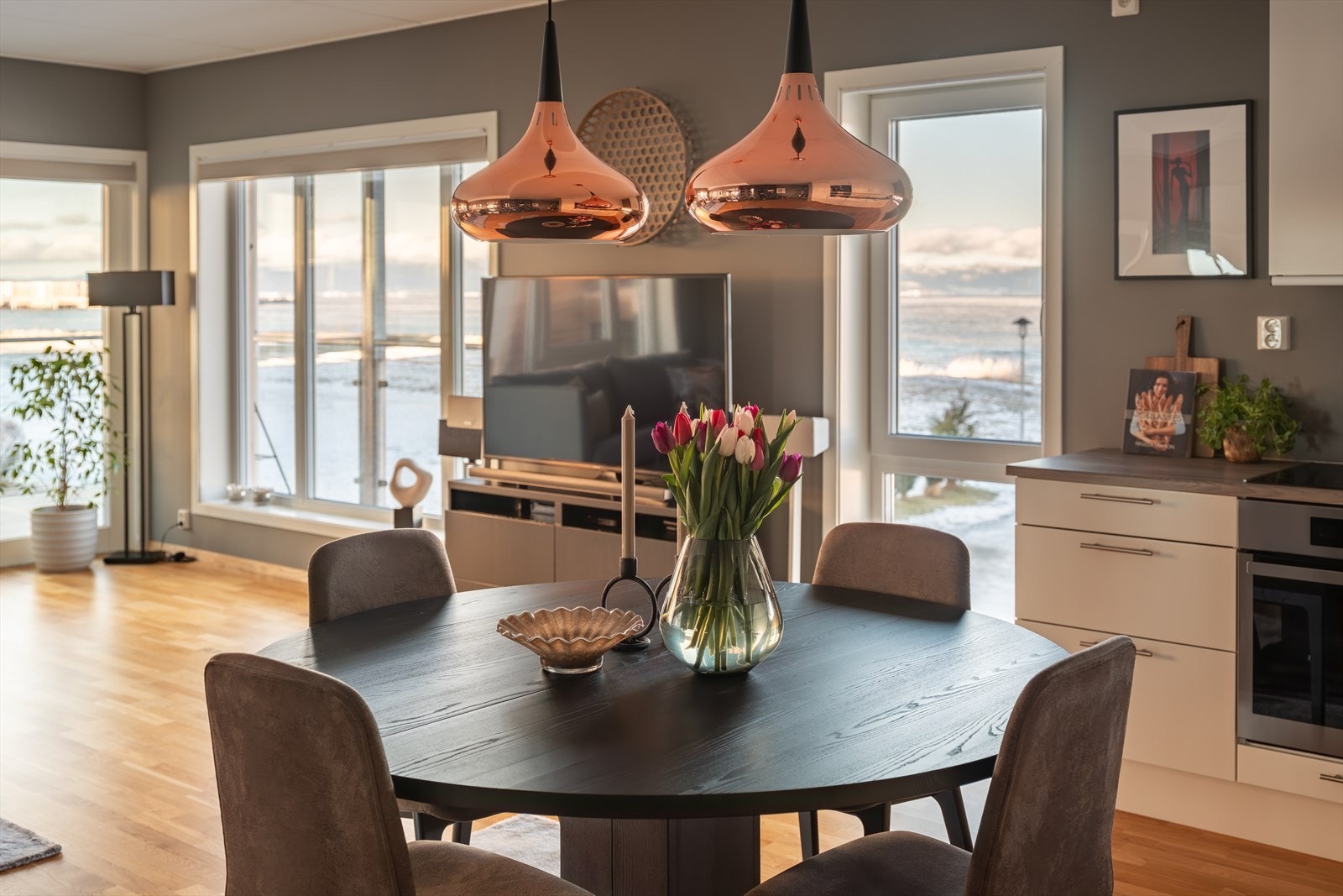 Leiligheten varmes opp ved fjernvarme, noe som gir forutsigbare og reduserte energikostnader. Galleribilde