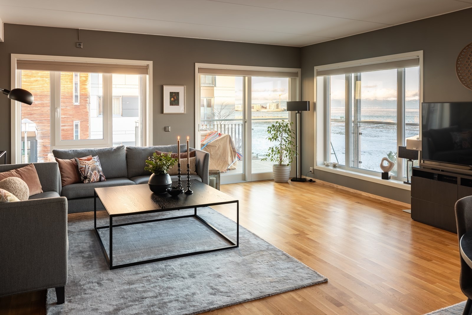 Leiligheten har attraktiv beliggenhet på hjørnet av bygget, med sjøen som nærmeste nabo. Galleribilde