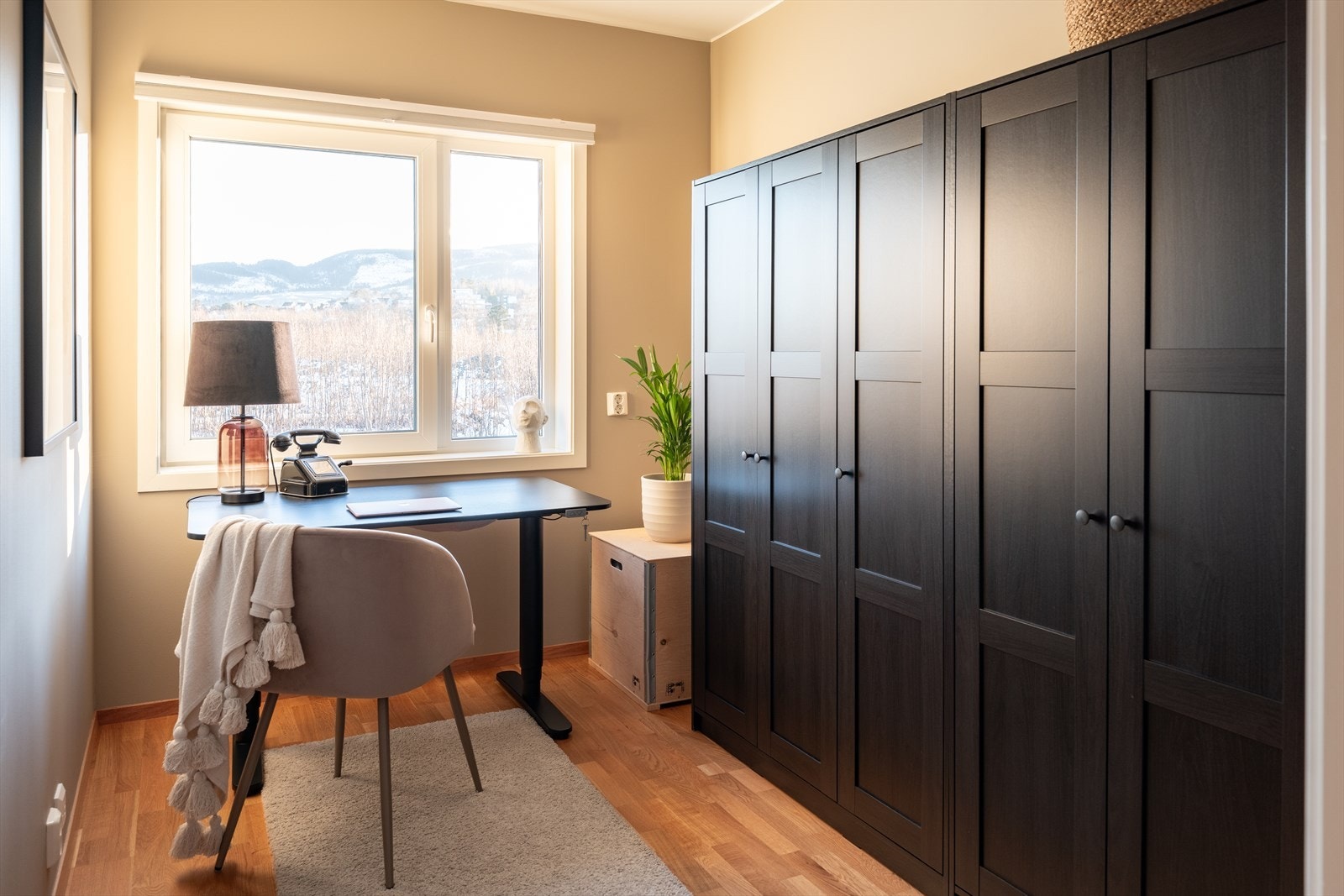 Et av soverommene er i dag møblert som garderobe- og kontorrom. Galleribilde