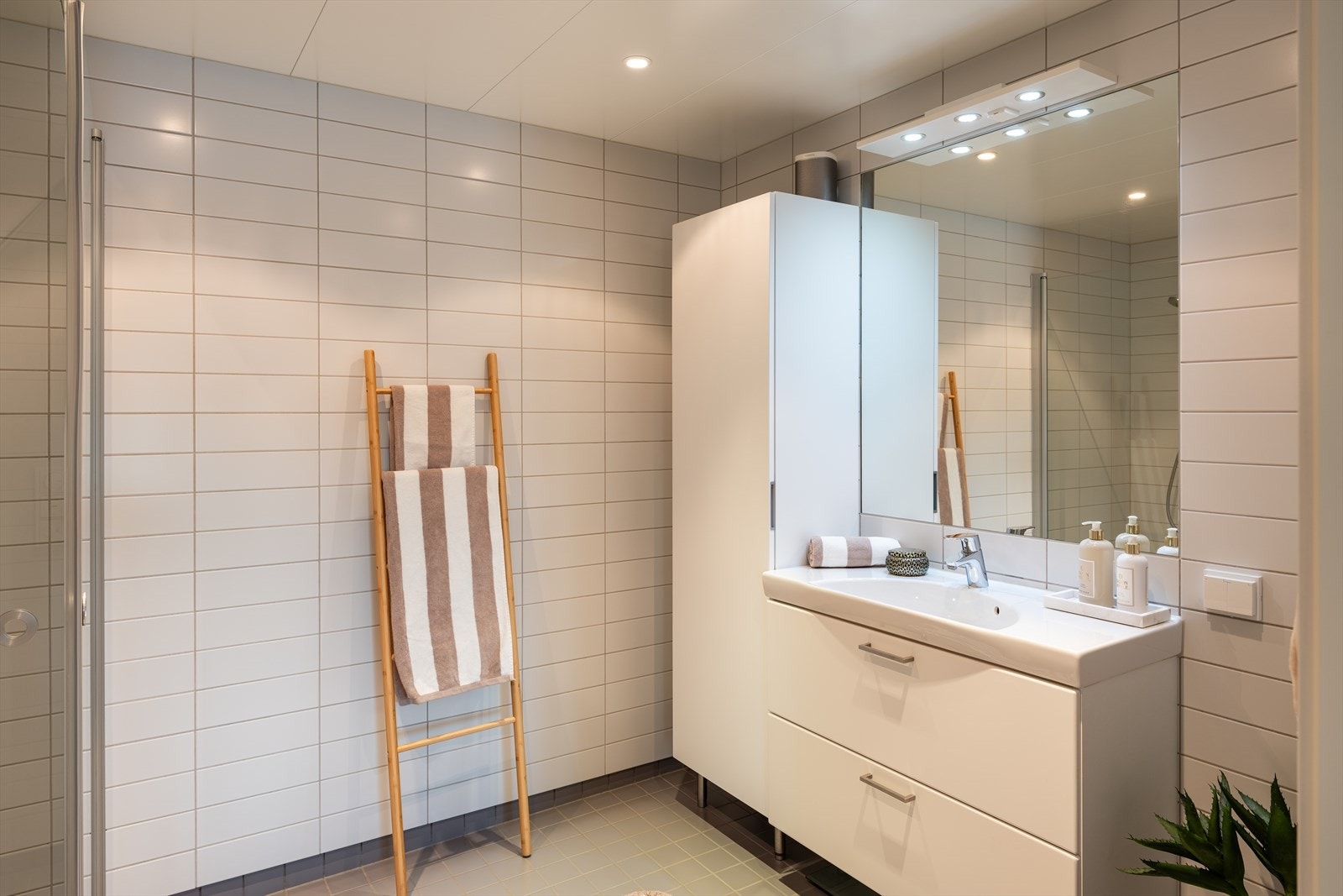 Her får du et stort og flislagt bad med behagelig gulvvarrme. Galleribilde