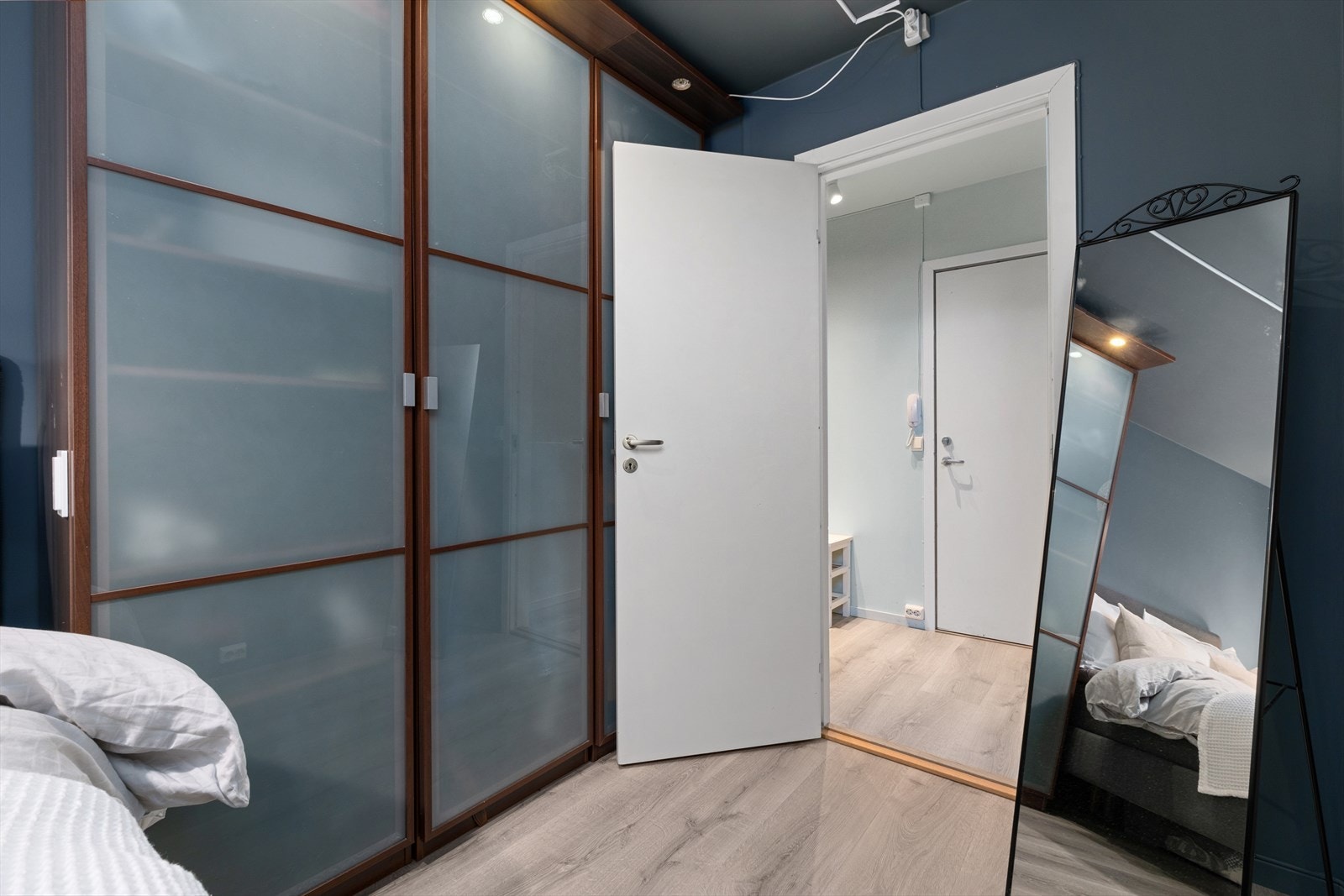 Her er det også et stort garderobeskap for praktisk oppbevaring! Galleribilde