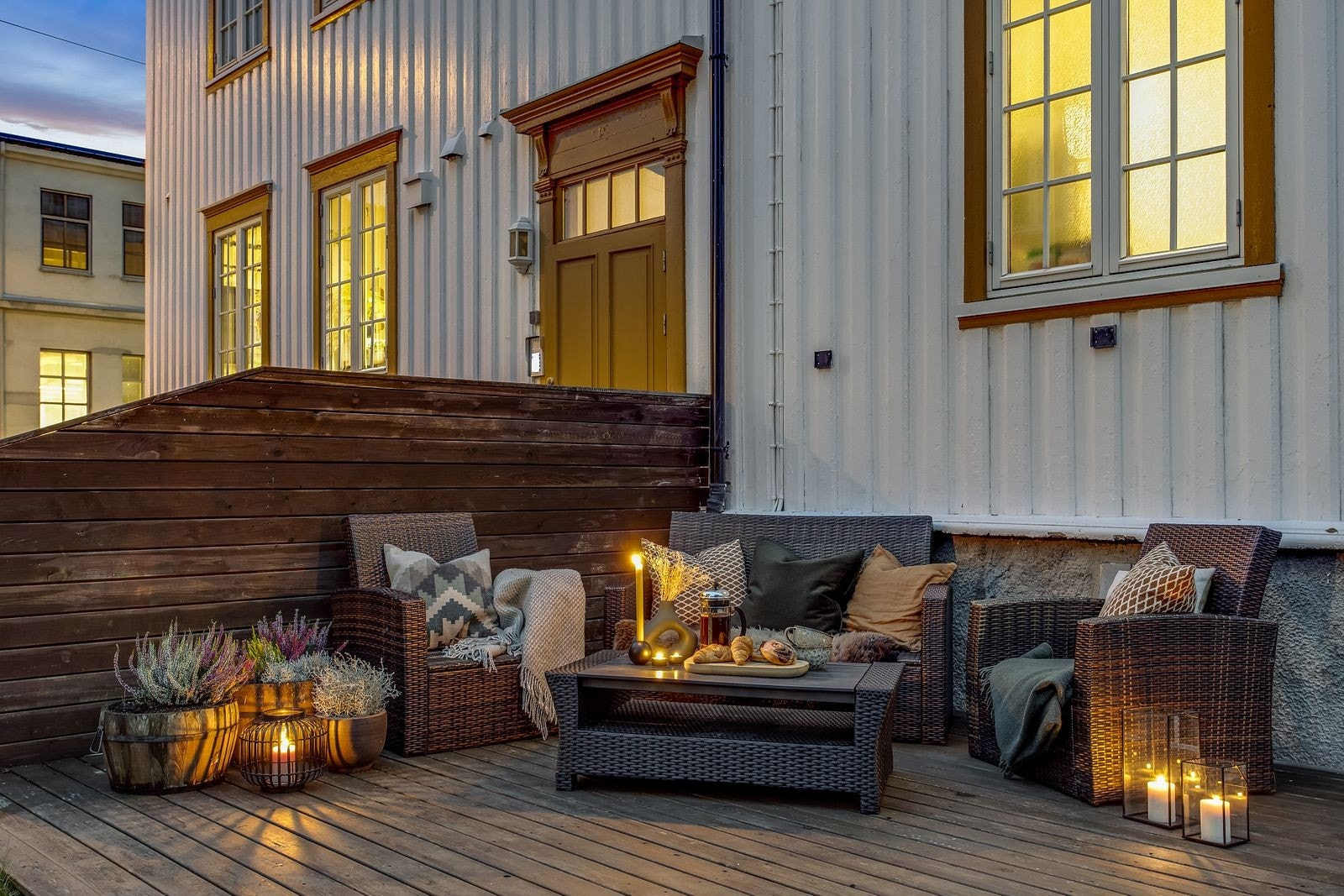 Sameiet har en stor felles hage med blant annet platting. Galleribilde