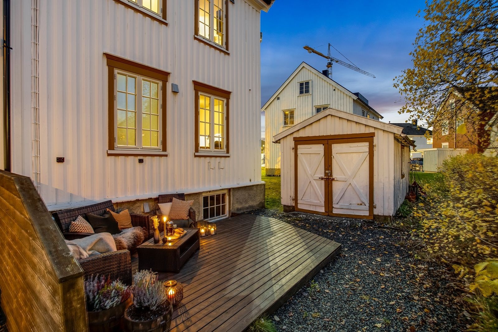 Uteplassen egner seg godt for sosiale sammenkomster og rolige ettermiddager. Her kan du nyte et skjermet og behagelig område med plass til utemøbler og avslapning Galleribilde