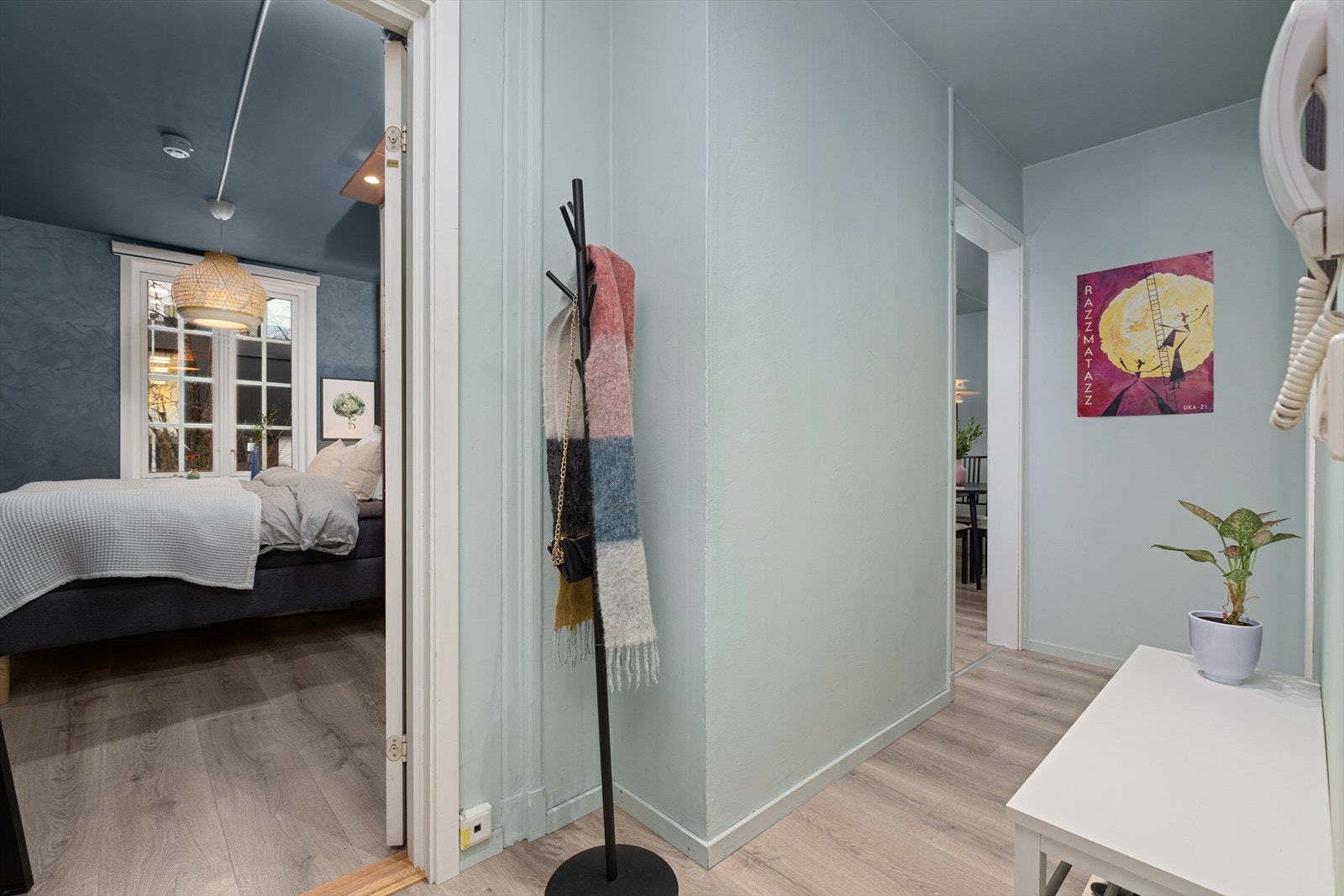 Leiligheten har vært gjenstand for omfattende overflateoppussing i perioden 2021/2022. Nye gulv, alle vegger malt, nytt kjøkken og mye mer! Galleribilde