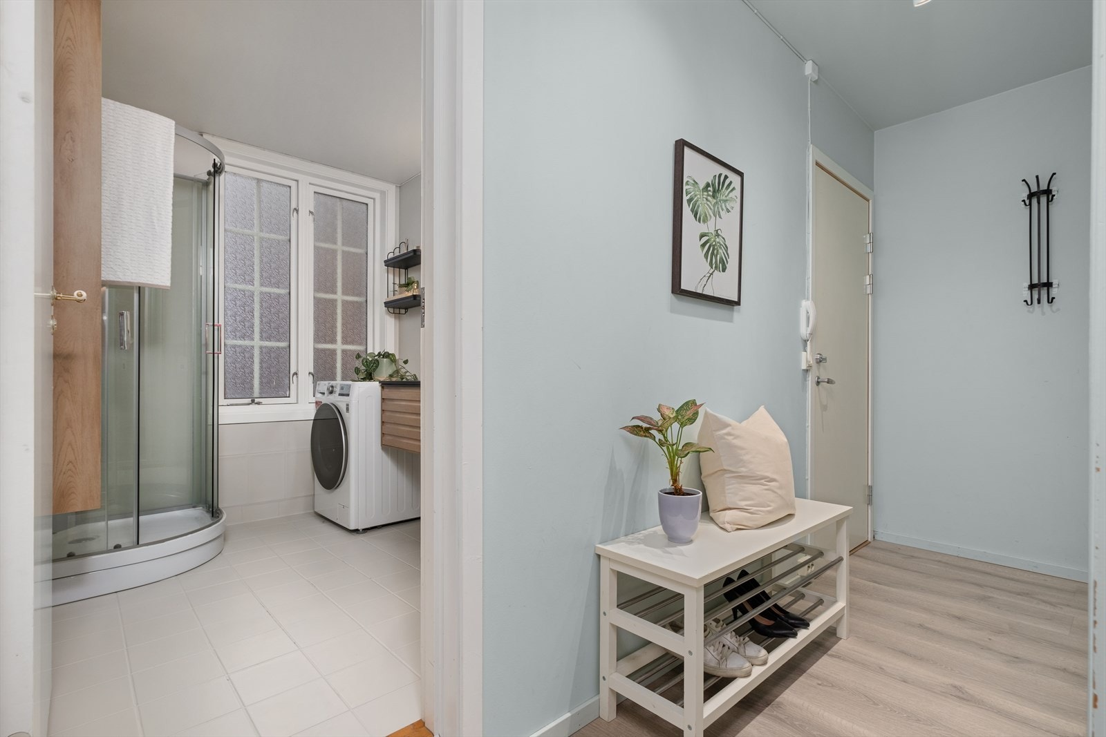 Lys og innbydende entré på 4,5 m², med praktisk planløsning og direkte tilgang til både bad og soverom. En funksjonell start på boligen. Galleribilde