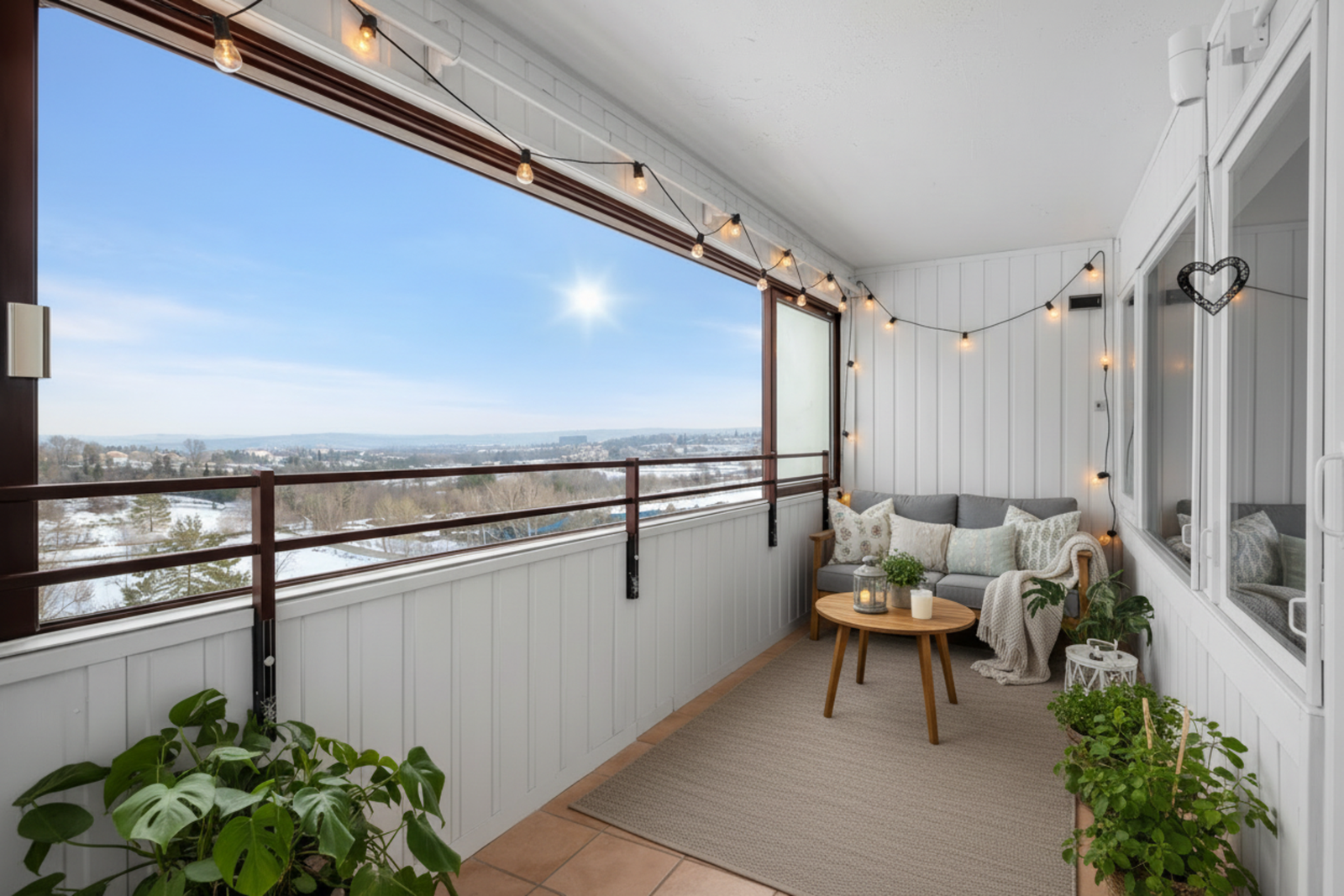 Blokken har en av de beste beliggenhetene i området, med helt fri sikt og ingen høyblokker foran som stenger for solforhold eller utsikt.
(Bildet er digitalt stylet.) Galleribilde