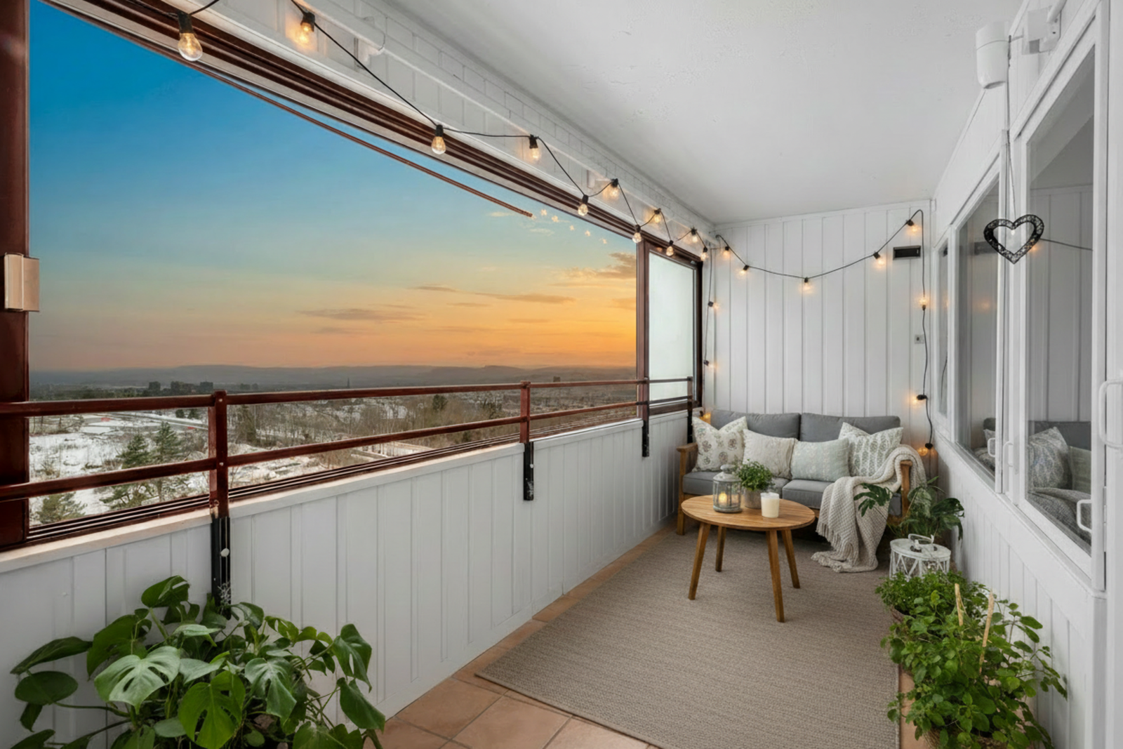 Den innglassede balkongen på ca 10 kvm er et nydelig uterom med en attraktiv syd-vestvendt beliggenhet som gir svært gode solforhold. (Bildet er digitalt stylet.) Galleribilde