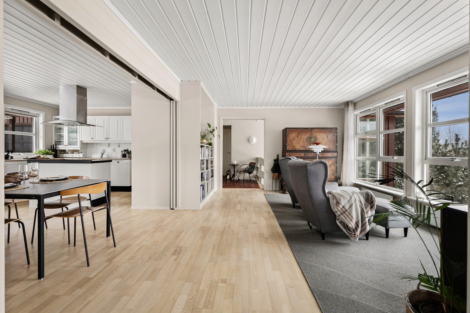 Åpen og sosial kjøkkenløsning med naturlig tilknytning til stuen. Galleribilde