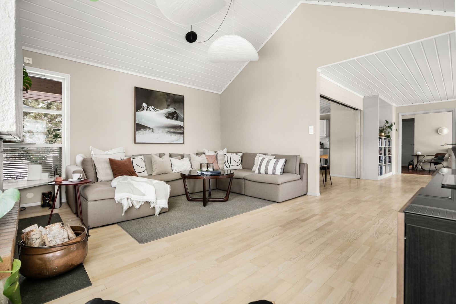 Stuen har god plass til både sofagruppe og spisebord. Galleribilde