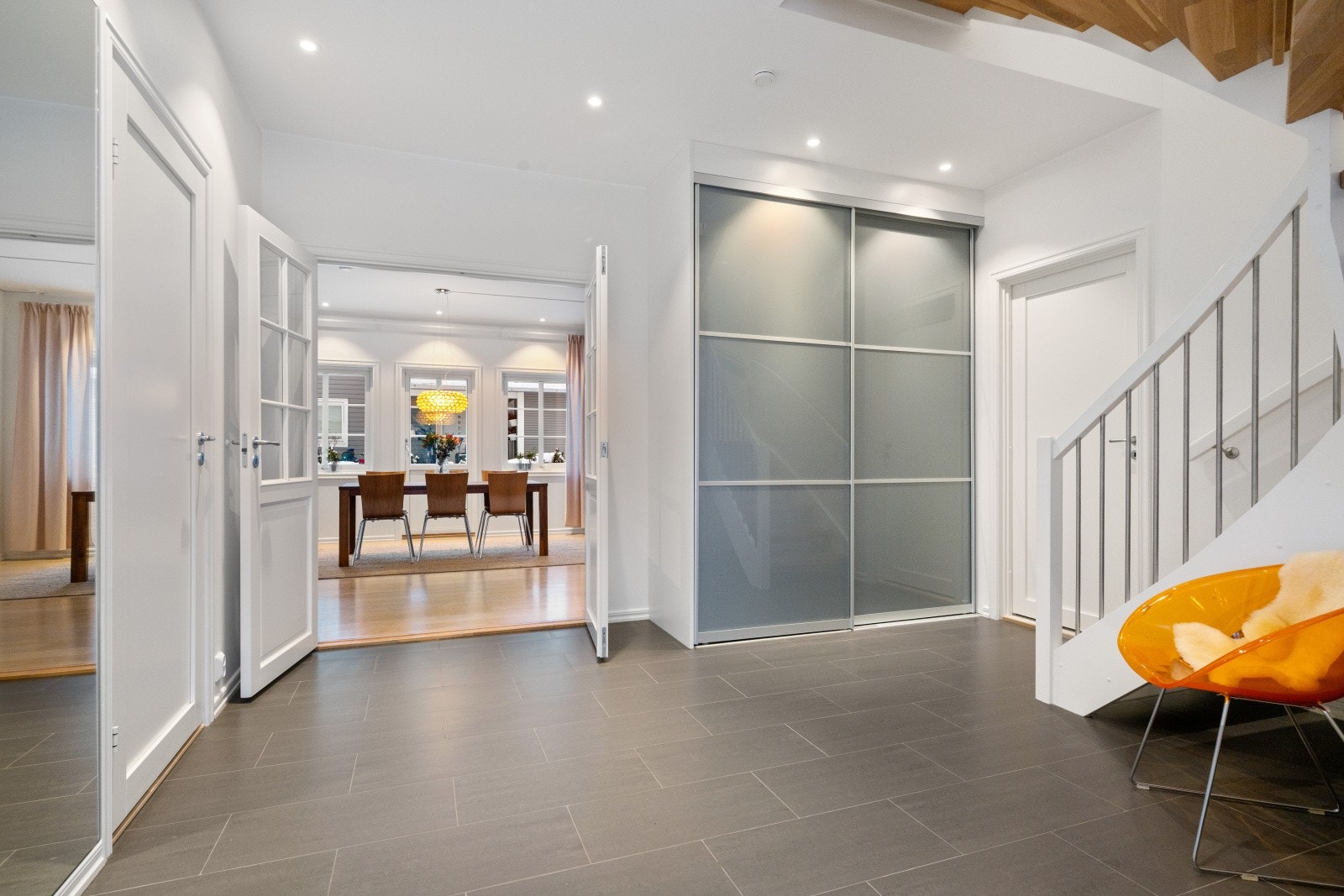 Romslig hall som ønsker deg velkommen inn. Galleribilde