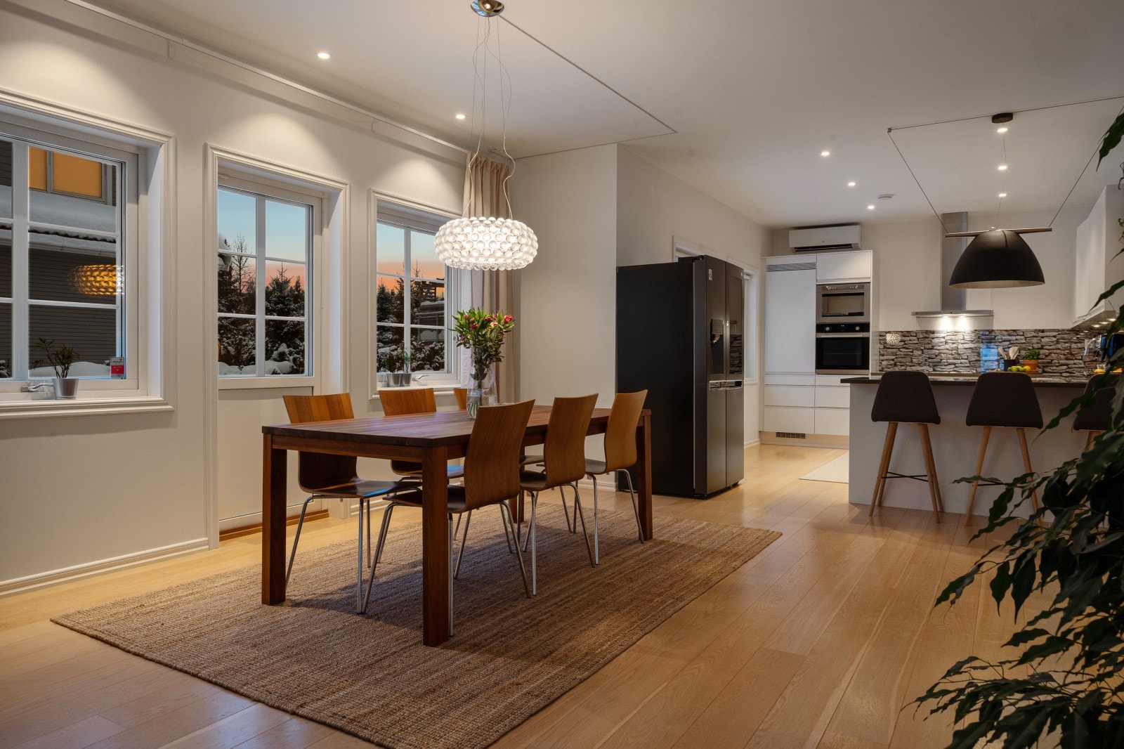 På kveldstid er eiendommen koselig og det er også godt med belysning. Galleribilde