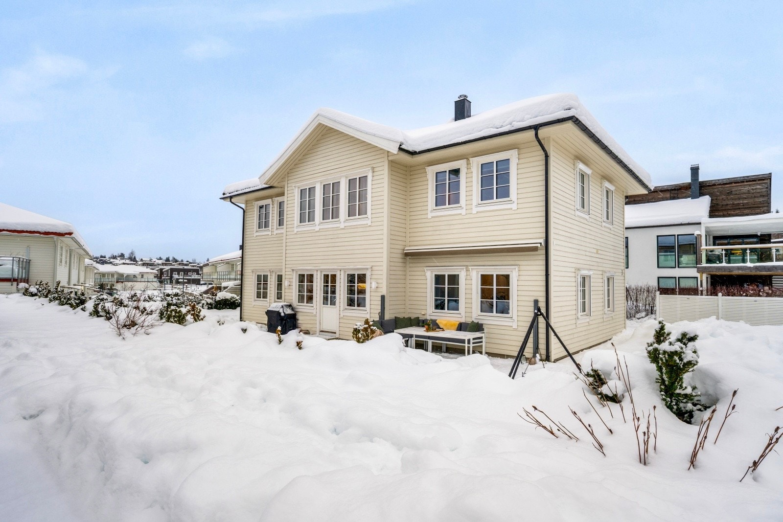 Boligen har en koselig hage som er pent opparbeidet av dagens eier med grøntområder, barlind hekk, terrasse og støttemur. Galleribilde