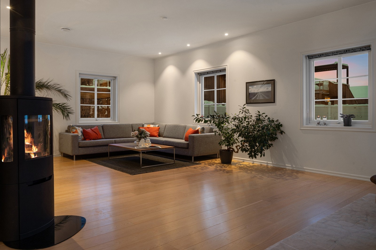 Boligen har både peis og 2 varmepomper for en lun og god varme. Galleribilde