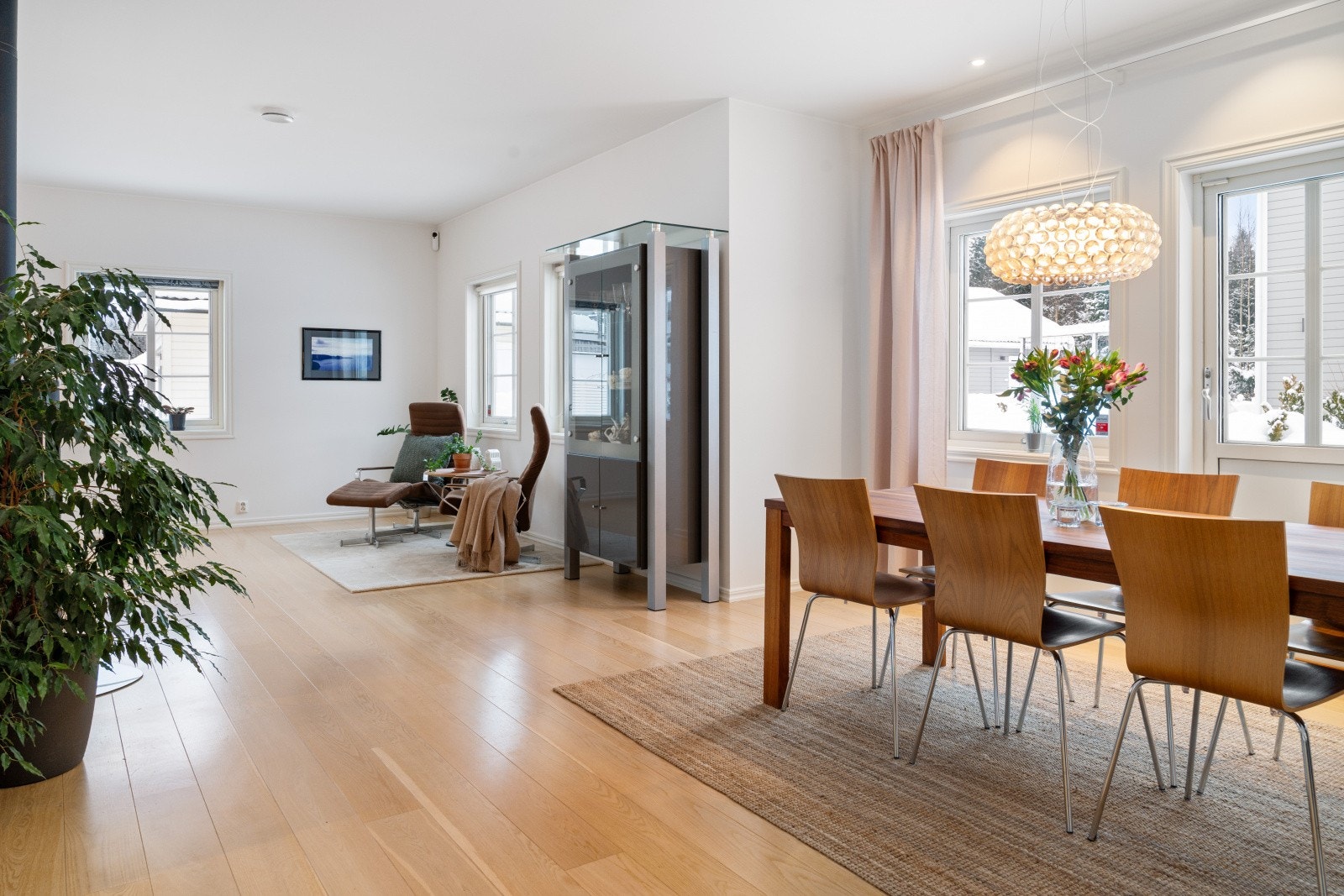 Stuen og kjøkkenet oppleves som meget romslig og gir god plass for å samle hele familien - både til hverdags og selskaper. Galleribilde