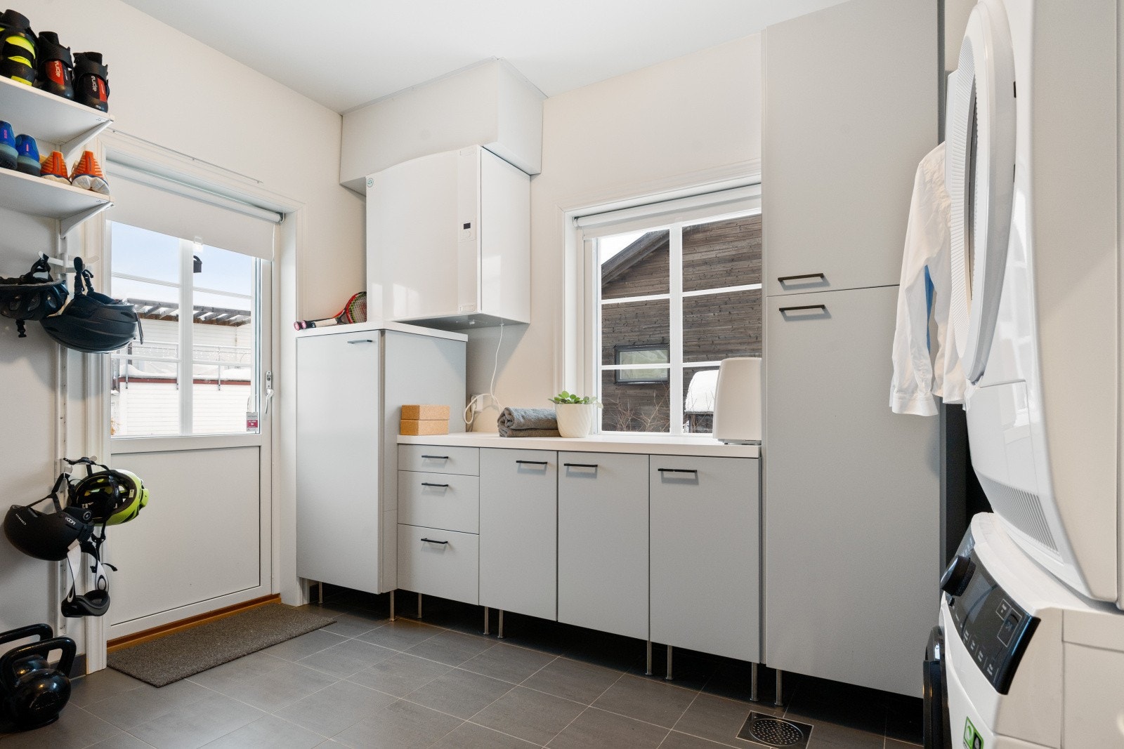 I 1.etasje er det også eget praktisk vaskerom, kombinert med bad. Galleribilde